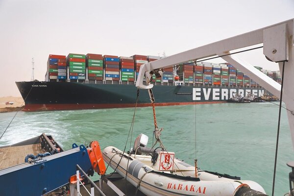 台灣長榮海運旗下的超大型貨櫃船「長賜號」橫卡在埃及蘇伊士運河已4天，恐怕要數周才能脫困圖／蘇伊士運河管理局