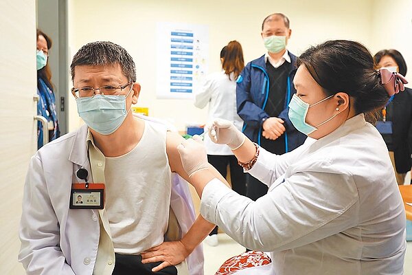 疫苗接種回報逾6成感到疼痛。圖為國立陽明交通大學附設醫院院長楊純豪(左)接種,他並未感到不舒服。圖/宜蘭縣衛生局提供