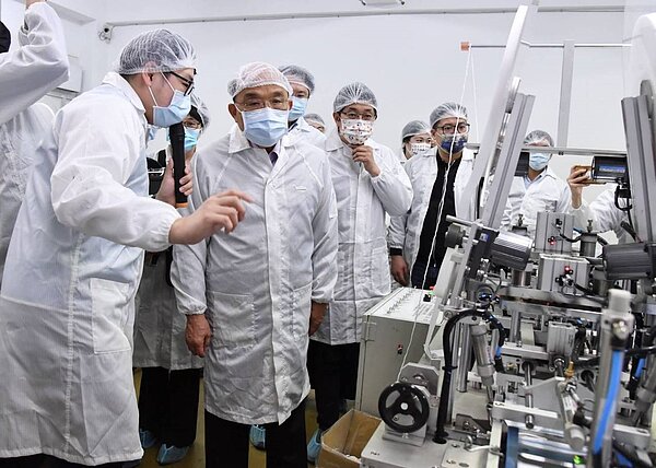 國產疫苗未來可能只經第二期臨床實驗就緊急上市,因未走完三期被質疑國際競爭力。/行政院提供