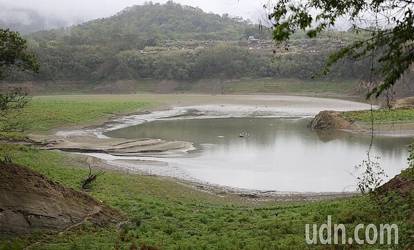 中南部多座水庫告急,圖為苗栗明德水庫蓄水率嚴重不足,水庫周邊都可見裸露的土壤及逐漸被綠色植披淹沒。記者潘俊宏/攝影