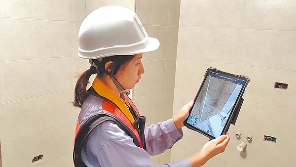 大陸工程發表其在營造產業的科技應用,包含VR虛擬實境技術、AI智慧型電子圍籬等。圖/大陸工程提供