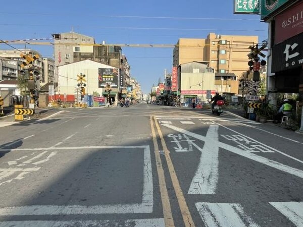 台南市青年路平交道將於今年4月6日至6月4日封閉進行施工，工期約2個月。圖／台南市交通局提供
