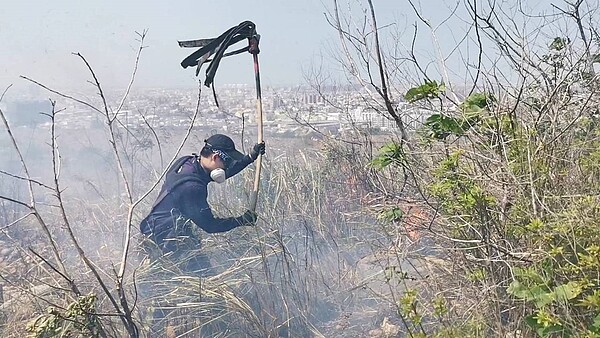 台中市民政局長吳世瑋說，上周有民眾到大甲第一公墓掃墓，引發火警，出動2輛消防車才滅火，一輛BMW自小客車全毀，救火要用大量水源，抗旱期間呼籲民眾不要引火。圖／台中市消防局提供