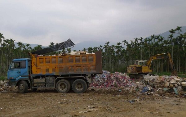 濁水溪最近常發生濫倒事業廢棄物，部分垃圾高達數百公噸。圖／讀者提供