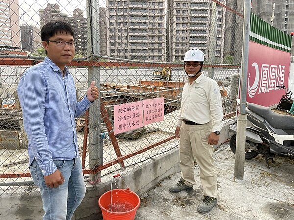 力抗水荒,隆大營建事業提供「鳳凰頌」建案抽取的地下水,供民眾盛水使用,盡社會責任。圖/隆大營建事業提供