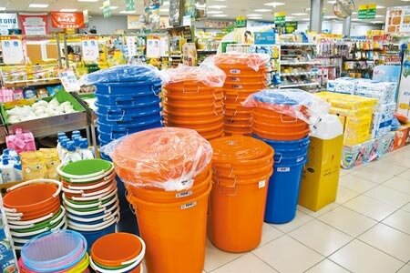 頭份市一家連鎖超市超前部署,從24日起就預先搶訂大型儲水桶備賣,至今已補貨2次。(謝明俊攝)