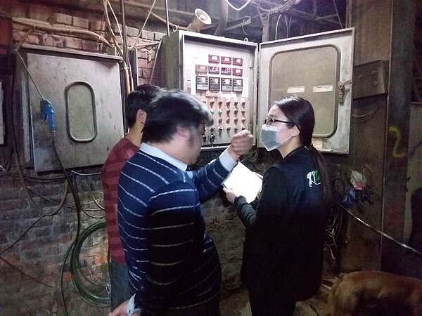 環保局稽查員進入工廠檢查相關設備,操作是否符合申請許可規範。圖/桃園市環保局提供