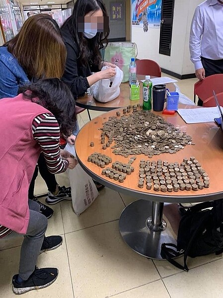 雇主用8938枚一元硬幣支付移工薪資,桃園市勞動局說,首次遇到相當震驚。圖/取自移民移工服務中心臉書