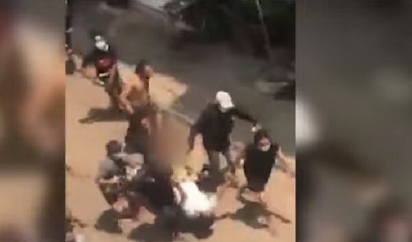 緬甸軍方27日在首都奈比多舉行軍人節閱兵活動，宣稱捍衛民主，示威者號召十萬民眾上街抗議。國營電視台26日晚間發布訊息警告民眾，如果上街「將對著頭部或背部開槍」。圖／截自twitter