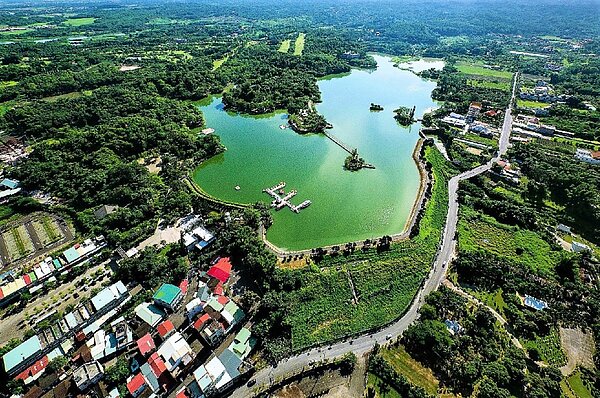台南虎頭埤風景區旁有塊商業市有土地長期遭居民占用建築物，現在市府積極介入希望能以整體開發模式辦理，創造雙贏。圖／台南觀旅局提供