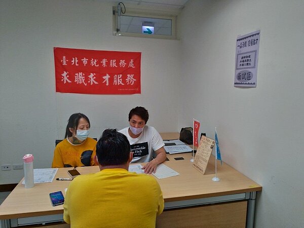 北市勞動局就業服務處3月30日至4月1邀集8家廠商,共釋出165個工作機會。圖/北市勞工局提供