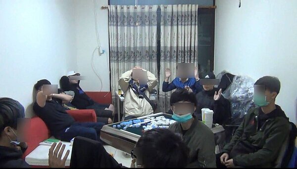 警方在中和區連城路破獲職業賭場,現場20人全數逮捕。記者林昭彰/翻攝