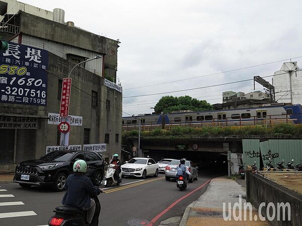 桃園區萬壽路三段萬臨鐵路側沿線有20多戶面臨拆遷,在居民掛白布條抗議後,暫時先維持現狀。報系資料照