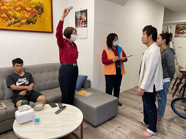 消防局居家訪視宣導時，均會穿著消防局制式服裝，佩戴有識別證等以證明身分。圖／台中市消防局提供