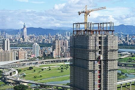 行政院這回打炒房,不擬修正「囤房稅」,產學界意見分歧。圖為施工中的建築物,與新聞無關。(本報資料照片)