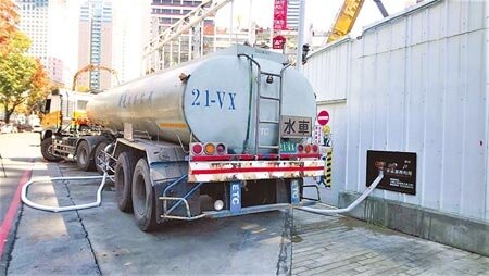 台中市的「勤美之森」建案工地每日取用地下水,經檢驗符民生用水標準,除了供應在地民生用水外,也水援科技產業,一輛載水車裝滿25噸水,只要10分鐘。(盧金足攝)