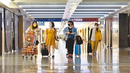 國人充滿期待的台帛旅遊泡泡即將成真,出國前別忘了先買「旅遊泡泡專屬保險」。(本報資料照片)