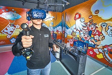 
宏匯廣場的VR ZONE NEW TAIPEI本月帶來了全新《太鼓之達人 VR》，為海外首次登場的新遊戲。（盧禕祺攝）
