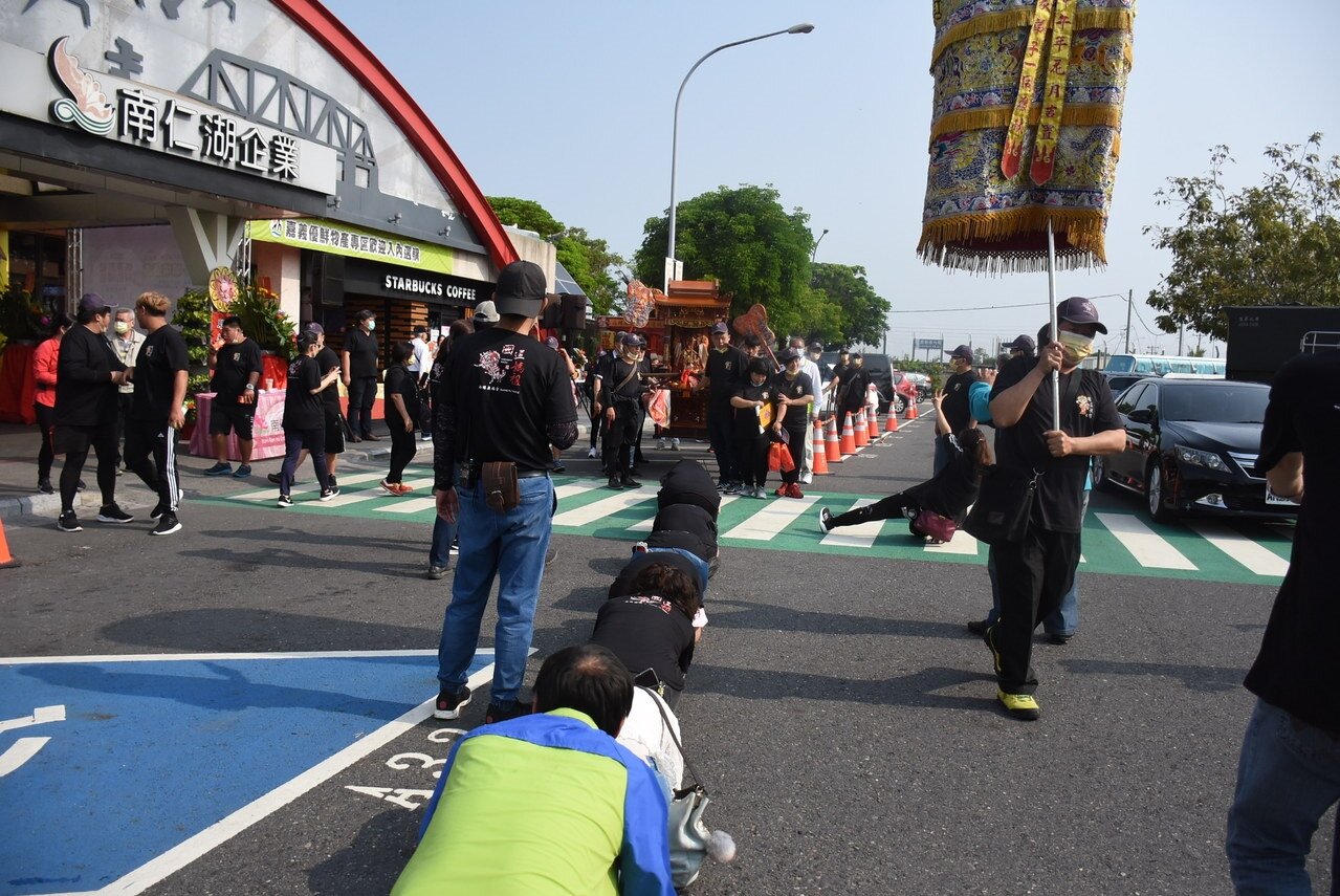 雲林縣西螺鎮廣福宮老大媽昨天啟程遶境國道，4月11日將北巡遶境。記者陳苡葳／攝影