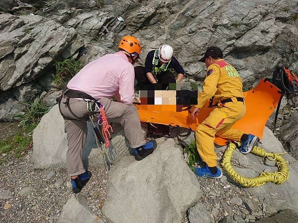 63歲陳姓男子到舊蘇花公路象鼻隧道攀岩,疑似繩索沒拉好摔落50公尺峭壁,當場失去呼吸心跳。圖/花蓮縣消防局提供