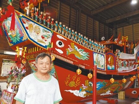 台南府城藝師杜柏錡擅長燈籠、寺廟彩繪，已連續7個香科為台南安定長興宮彩繪王船。（劉秀芬攝）