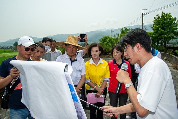 宜蘭縣府28日邀冬山鄉當地縣議員等地方人士做簡報,了解改善八寶圳通洪斷面的工程狀況,預計年底前完工,將可解決10年淹水問題。圖/宜蘭縣府提供