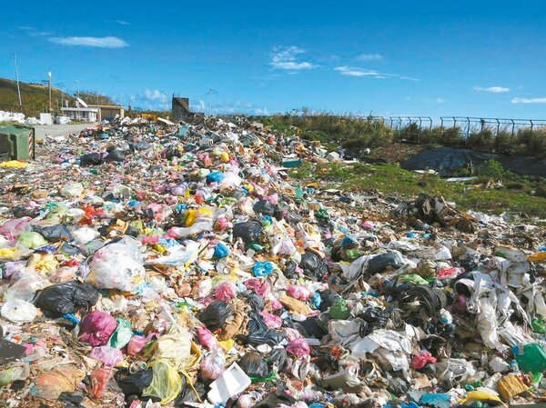 台東綠島、蘭嶼旅遊旺季即將開始，垃圾恐爆量，目前有逾200噸垃圾未清運。圖為蘭嶼垃圾場情況／聯合報系資料照