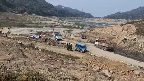 苗栗水情嚴峻，鯉魚潭水庫自1992年營運以來，今年軍方進駐首次清淤。圖／讀者提供