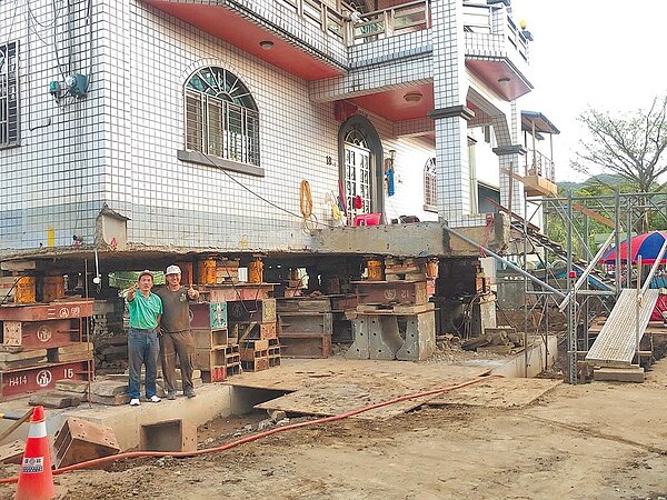 郭明船(左)最近帶著兒子郭梵迪(右)到新北市進行樓房升高工程。(郭明船提供/張毓翎嘉義傳真)