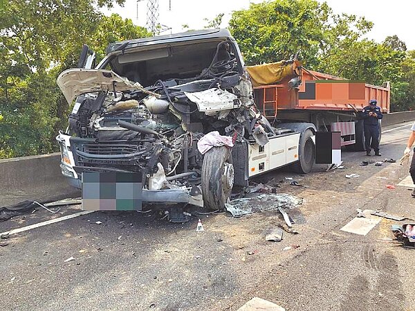 國道3號北向58.3公里28日上午發生3車追撞事故,一輛聯結車追撞前方在車道上的車輛,車頭幾乎全毀。(警方提供/邱立雅桃園傳真)