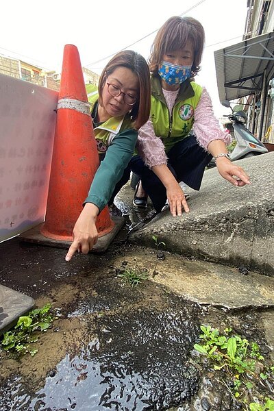 正逢缺水之際,彰化縣和美鎮愛和路卻傳出自來水管線破裂造成漏水,附近住戶認為浪費寶貴水資源,也擔心掏空道路,向縣議員尤瑞春(右)與鎮代周君綾反映。記者劉明岩/攝影