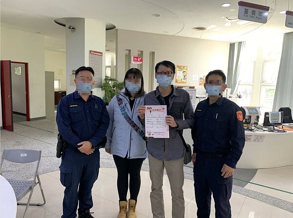 台中市北屯區一對新人15日前往北屯區公所登記結婚，卻忘了帶結婚書約，二人到派出所求助，兩名警員也熱心當結婚證人，在書約上簽名。圖／第五警分局提供