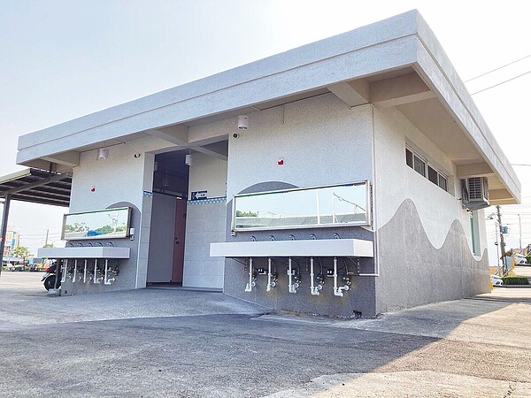 興達港觀光漁市新風貌,打造海洋風貼心便所。圖/高雄市經發局提供