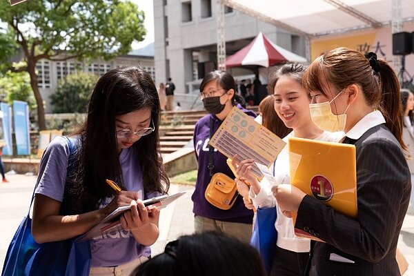 永慶推出的服務專員職位,收入優於人力銀行調查之社會新鮮人平均起薪,也免於接案和業績壓力,獲得眾多求職者的詢問,更直接投遞履歷。圖/永慶提供