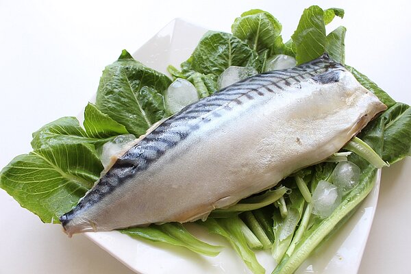 新北市泰山、三峽、林口及汐止秀豐公有零售市場於110年3月29日起建置電商平台,圖為汐止秀豐公有零售市場明珠海產之鯖魚。圖/新北市市場處提供