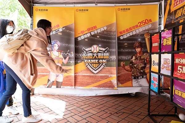 求職者與同學透過投球九宮格遊戲深入了解永慶提供的職場福利,還能領取小禮品,現場笑聲不斷,廣受民眾好評。圖/永慶提供