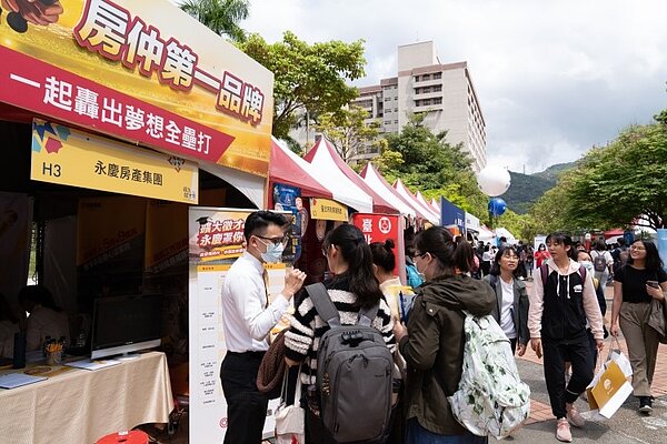 政治大學校園徵才活動在26日於校園熱烈展開,永慶現場釋出經紀人和服務專員等多樣職缺,最低月收36K,工作8小時,引發學子熱烈詢問。圖/永慶提供