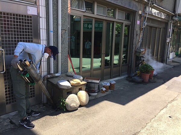 每年定期進行2次公共區域登革熱預防性噴藥。圖/台中市政府提供