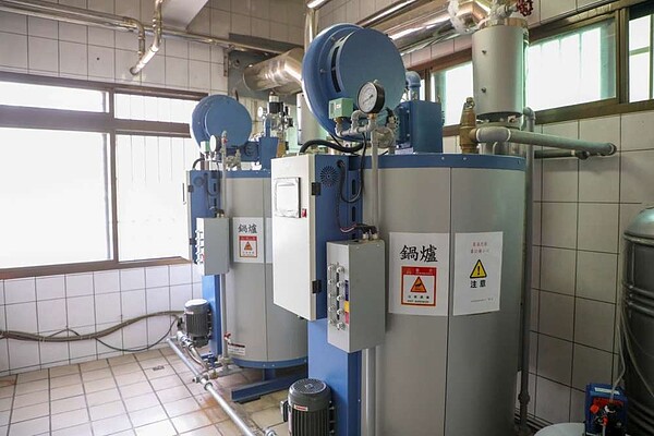 市府協助學校汰換廚房鍋爐為燃氣鍋爐。圖/台中市政府提供