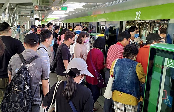 台中捷運綠線試營運人潮單日運量破10萬人次。圖/台中捷運提供