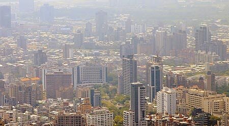 行政院版房地合一2.0版修正草案,日前已送交立法院審議,力拚本會期完成修法,為抑制短期炒作房價行為,將適用重稅的「短期交易」案件認定期間拉長,未來持有2年內就出售房地將重課45%,持有2年以上、未滿5年出售則課35%,並將預售屋及特定股權交易納入適用,圖為北市大樓林立。(趙雙傑攝)