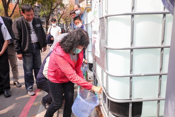 勤美集團提供地下水供民眾取水。圖／台中市政府提供