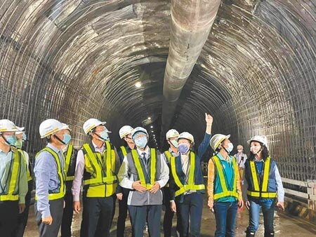 經濟部、農委會及桃園市政府今天聯合會勘阿姆坪隧道工程進度。（呂筱蟬攝）