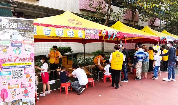 明湖國小園遊會永慶房屋共擺設個四攤位與小朋友同樂,還準備豐富獎品做抽獎!圖/永慶房屋提供