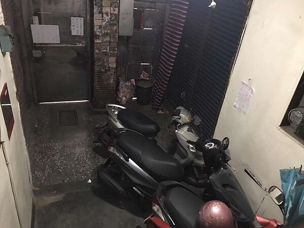 新住戶將機車停在公寓1樓,沒想到有老住戶卻感到不滿。圖/擷取自爆怨2公社臉書