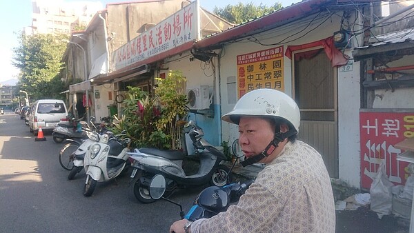 騎著電動車，正在帶人介紹鵬程里環境的許顏建里長。徐子為／攝
