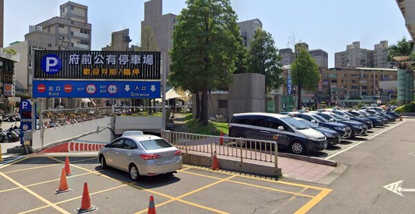 府前地下停車場將於上班時段將停車費率由每小時30元調漲至每小時40元。圖／取自Google maps