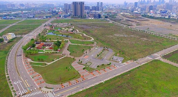 南屯區益豐路三段與龍富九路區位,打造「中部首座國際型足球園區」,設置足球專用主競賽11人制足球場,總計畫經費12億7,800萬元。圖/台中市政府提供