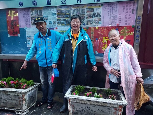 李武雄里長親力親為,種植盆栽美化環境。圖/里長提供