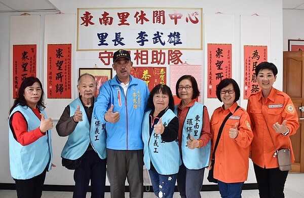 里長與志工團隊合影。圖/江翊柔攝